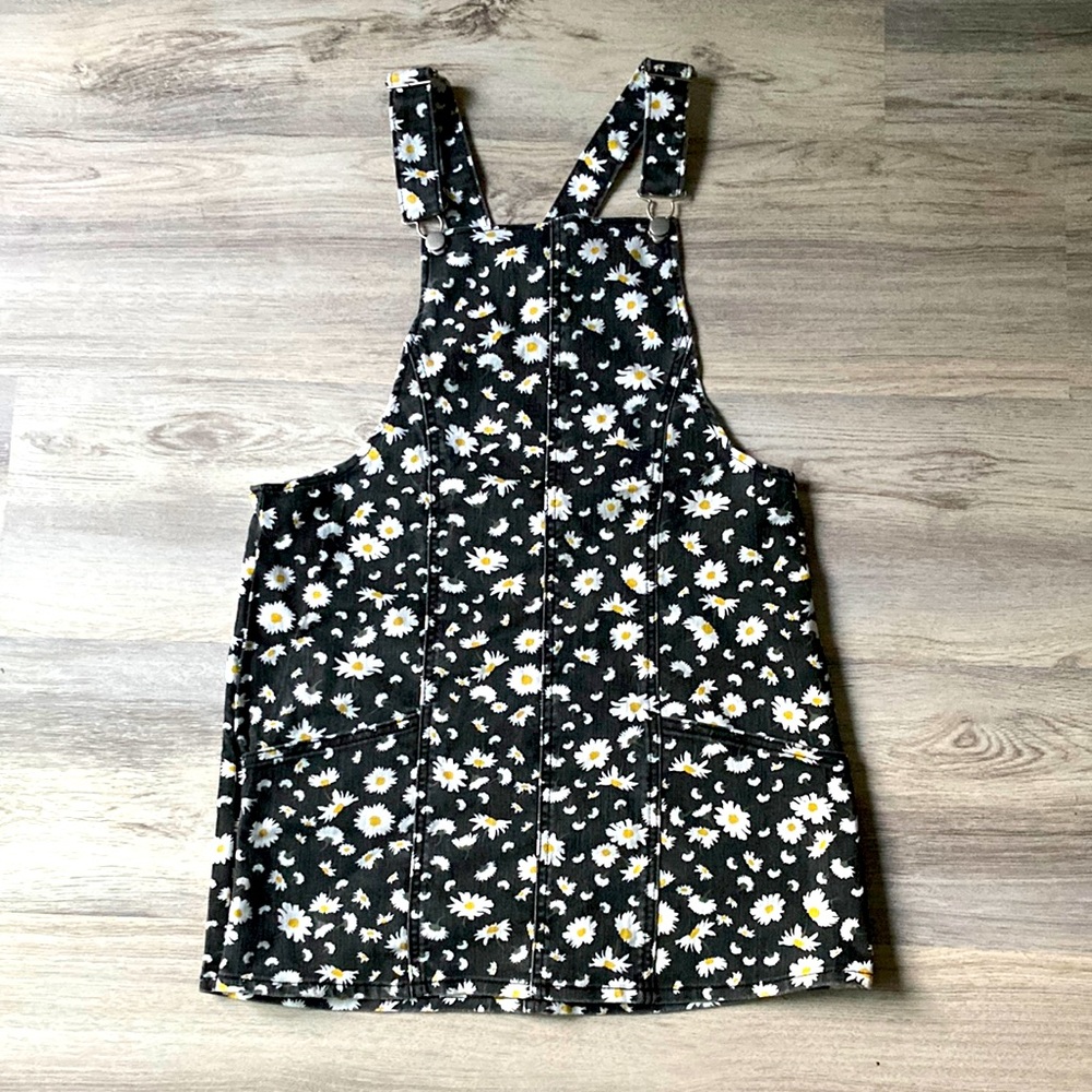 🌼Black daisy pinafore